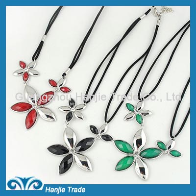 Hot Sale Fashion Simple Acrylic Flower Pendant Necklace in Wholesale