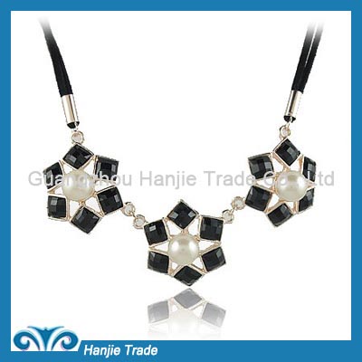 Hot Sale Fashion Triangle Rhinestone Chain Necklace in Wholesale