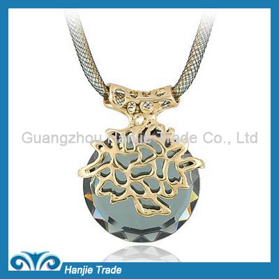 Hot Sale Fashion Statement Round Crystal Pendant Necklace in Wholesale